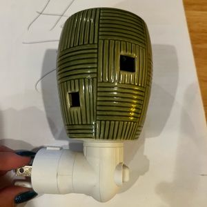 Scentsy WEAVE GREEN Bamboo Basket Ceramic Wall Plug-In Wax Warmer